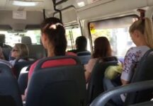 Safada Batendo Punheta Em Um Tarado No Ônibus