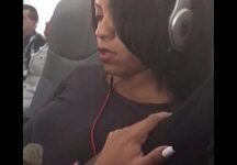 Enfiando o Dedo Na Buceta Da Namorada No Avião